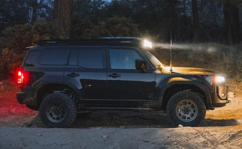 LC250 HC platform one roof rack_0000_92301_Lifestyle_07.webp